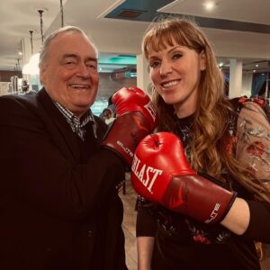 Angela Rayner Instagram - Pulling no punches! 🥊 

#labourparty #labourdoorstep #hull #johnprescott #deputyleaders