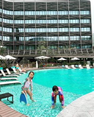Angela Tong Instagram - Everyone loves Staycation! @hongkongoceanparkmarriott #redpandathemeroom Pool time, park time, breakfast buffet and our favourite room service dinner! We especially love the big bathtub.
@hkoceanpark #SustainableHotel #CityOasis #HKOceanParkMarriott #alyssakassidy #weekendaway #familytime