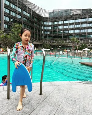 Angela Tong Instagram - Everyone loves Staycation! @hongkongoceanparkmarriott #redpandathemeroom Pool time, park time, breakfast buffet and our favourite room service dinner! We especially love the big bathtub.
@hkoceanpark #SustainableHotel #CityOasis #HKOceanParkMarriott #alyssakassidy #weekendaway #familytime