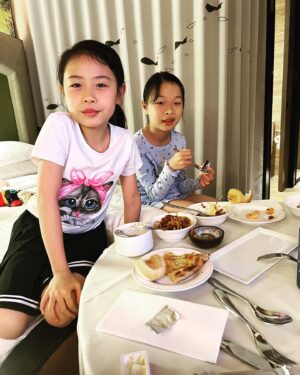 Angela Tong Instagram - Everyone loves Staycation! @hongkongoceanparkmarriott #redpandathemeroom Pool time, park time, breakfast buffet and our favourite room service dinner! We especially love the big bathtub.
@hkoceanpark #SustainableHotel #CityOasis #HKOceanParkMarriott #alyssakassidy #weekendaway #familytime