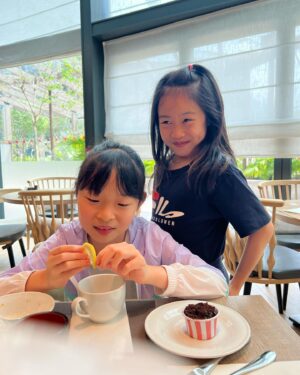 Angela Tong Instagram - Everyone loves Staycation! @hongkongoceanparkmarriott #redpandathemeroom Pool time, park time, breakfast buffet and our favourite room service dinner! We especially love the big bathtub.
@hkoceanpark #SustainableHotel #CityOasis #HKOceanParkMarriott #alyssakassidy #weekendaway #familytime