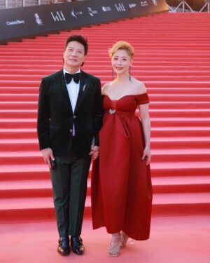 Angela Tong Instagram - Lovely nite at the 41st annual Hong Kong Film Awards! #香港電影金像獎2023 Special thanks to @bespoked_ianchang @johnchung_barbieri @kim_chow_barbieri @yuting.zuo @amyfan3796 and especially @sausantongofficial for getting me red carpet ready! #sausantongofficial Big congratulations to 修哥 for Lifetime Achievement Award! Loved your speech, song and dance! @hongkongfilmawards