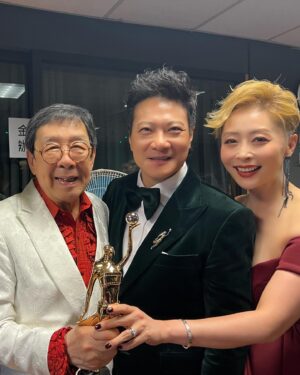 Angela Tong Instagram - Lovely nite at the 41st annual Hong Kong Film Awards! #香港電影金像獎2023 Special thanks to @bespoked_ianchang @johnchung_barbieri @kim_chow_barbieri @yuting.zuo @amyfan3796 and especially @sausantongofficial for getting me red carpet ready! #sausantongofficial Big congratulations to 修哥 for Lifetime Achievement Award! Loved your speech, song and dance! @hongkongfilmawards