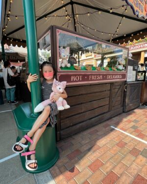 Angela Tong Instagram - Here we go again! #HKDisneyland #DisneyHalloweenTime #ShowYourWickedSide #Momentous 
#TheMostMagicalShowOnEarth #alyssakassidy #familytime #ilovehongkong