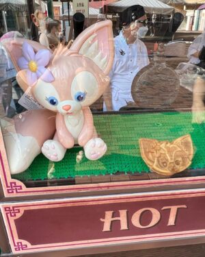 Angela Tong Instagram - Here we go again! #HKDisneyland #DisneyHalloweenTime #ShowYourWickedSide #Momentous 
#TheMostMagicalShowOnEarth #alyssakassidy #familytime #ilovehongkong