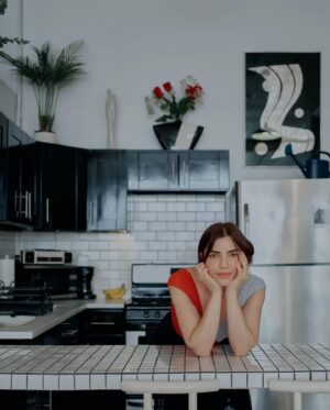 Angela Trimbur Instagram - Moved to NY with 3k in the bank and a determined plan to create a whole new life and home and become a dance teacher and get this sexy 80s dream loft i envisioned and then it was featured in @dwellmagazine so now it’s imortalized and now I can move jk but not really bc I do think I wanna be closer to nature now

written by: @jinniesunlee 
photography by: @sashafoto 
For @dwellmagazine