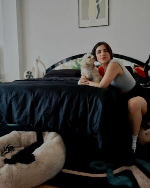 Angela Trimbur Instagram - Moved to NY with 3k in the bank and a determined plan to create a whole new life and home and become a dance teacher and get this sexy 80s dream loft i envisioned and then it was featured in @dwellmagazine so now it’s imortalized and now I can move jk but not really bc I do think I wanna be closer to nature now

written by: @jinniesunlee 
photography by: @sashafoto 
For @dwellmagazine