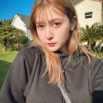 Angela Mei Instagram – 暖かくなってきてうれしい︎︎☺︎
寒いのも暑いのも嫌いなわがままぼでーだからこれくらいの気温がスキ

気温差と気圧と花粉で毎日死にかけてるけども