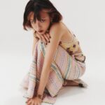 Angela Yuen Instagram - #MissVogue 曾經認為模特兒是沒有靈魂的工作，所以袁澧林 @angela.yuen 學會為自己創造角色；在電影《窄路微塵》中獲得一個複雜且充滿人性的角色之後，一舉入圍金馬獎最佳女主角，人們終於看見了袁澧林，但她認為是時候重新看見自己。 朋友形容她是「一個很奇特的品種」——一位非常理性的感性人，可以深刻理解細緻的情緒，同時又愛批判和分析這些感受。正因如此，她是朋友群中類似「心靈導師」的角色，即使明天要工作，還是願意溫柔聆聽對方半夜講心事三個小時，然後再給你狠狠一記當頭棒喝的那種。 不過面對自己時，總是需要再多一點耐心。「我還在學習怎麼在看自己的時候，多看到一些好的東西。」她指的不只是大銀幕上的演出，還有鏡子裡的自己。 這些年來，袁澧林沒少被貼過「小清新」、「文青女神」等老掉牙的標籤，但今天坐在一個擺滿一袋袋地瓜球（她最愛的台灣點心）的攝影棚梳妝台旁邊，她的語氣從容、眼神堅定，但又不至於殘忍，那股鬆弛感不是來自倦怠，而是從未如此清醒。 完整專訪內容請上 @voguetaiwan 主頁連結 APAC Editorial Director: Leslie Sun @sunles Photographer：Hedy Chang @holy_shit_hedy Editor & Stylist：Amber Chan @amberchan_98 Makeup：Hsuan Lu @hsuan_makeup Hair：Odye Weng @odyeweng @hairmosa.lab Interview & Text：Meg Chen @megjade.c