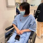 Angela Yuen Instagram - 太久沒回家，摸貓還能摸到進醫院真是天方夜譚 由於氣促呼吸不順暢，護士馬上推來輪椅給其實可以行走的我，我生平第一次被定義為緊急狀態被帶去分流房間 腦海中全是「omg原來會這樣」 我問是什麼事護士不能說要等醫生來，卻將心電圖儀器貼到我全身都是 還在我驚魂未定時幽幽地報價「那我說一下你所在的房間要 $xxx 元一小時」 「由於你呼吸還沒順暢起來我會監測著你，心電圖也跟你說一聲，費用是 $xx 半小時」 做人真是奇妙，生存在世每天都有新的體驗 我躺在病床上 感受著自己因入院而放了工作（圍讀日）飛機這件事 一邊萬分歉疚，一邊感恩終於可以睡一覺了——這兩個禮拜的日程實在⋯⋯ 我POV式上下觀看著新買的很fashion的褲子，我竟然自帶病人褲，amazing 報告：我沒有大礙，只是對貓毛過敏導致氣管收窄 重點：我貓養了七年 🙏🏻 原來可以這樣，一覺醒來發現突然對自己的貓過敏的嗎？ 做人真是奇妙，生存在世每天都有新的發現 最後謝謝 St Paul 的醫生護士照顧 🌍 還有那個幫我量血壓的男護士，下次不要用溫度紙拿簽名啦！！俾張A4紙我，我下次幫你畫滿佢 💫🌊