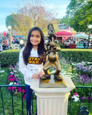 Angelee Vera Instagram - At Disneyland with Goofy 🤪