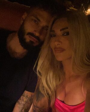 Angeliki Iliadi Instagram - Πάντα δίπλα σου 🖤 Καλη επιτυχία!!!! @survivorgreece