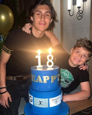 Angeliki Iliadi Instagram - Το μωρό μου έγινε 18 😍🤦‍♀️😎😭😌❤️🤧 @babis_laza 🫵 Σε αγαπώ τόσο πολύ…προχώρησε…ξερεις εσυ…όλη η ζωή είναι μπροστά σου…και εγώ πάντα δίπλα σου…η πρώτη πιο μεγάλη…πιο σημαντική στιγμή της ζωής μου όταν βγήκες απ τα σπλάχνα μου…και σε πήρα στην αγκαλιά μου 💗 Ο Θεουλης είναι μεγάλος…είπα!Ειμαι ευγνώμων για σένα και τον αδερφούλη σου💙 Όλα τα όνειρα σου θα γίνουν πραγματικότητα γιατί το αξίζεις!!!! Χιλιόχρονος καρδιά μου και πάντα χαμογελαστός!