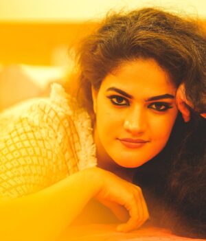 Angelina Lysen Instagram - You glow differently when you're actually HAPPY 🌸🌸

Makeup : @ajayanmakeupartist 
📸 : @urstrulymaheshwar_here 
.
.
.
#happy #photo #reelitfeelit #reels #réel #reelitfeelit❤️❤️ #photography #colorful