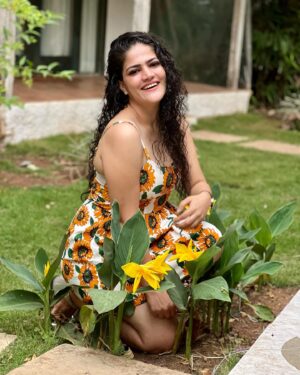 Angelina Lysen Instagram - 🌻💫💛
.
.
.
.👗 @j7westerns