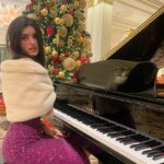 Angelina Jordan Instagram – Happy Holidays everyone🎄❤️ I’m sending you love, light, and lots of happiness on this beautiful day❤️
