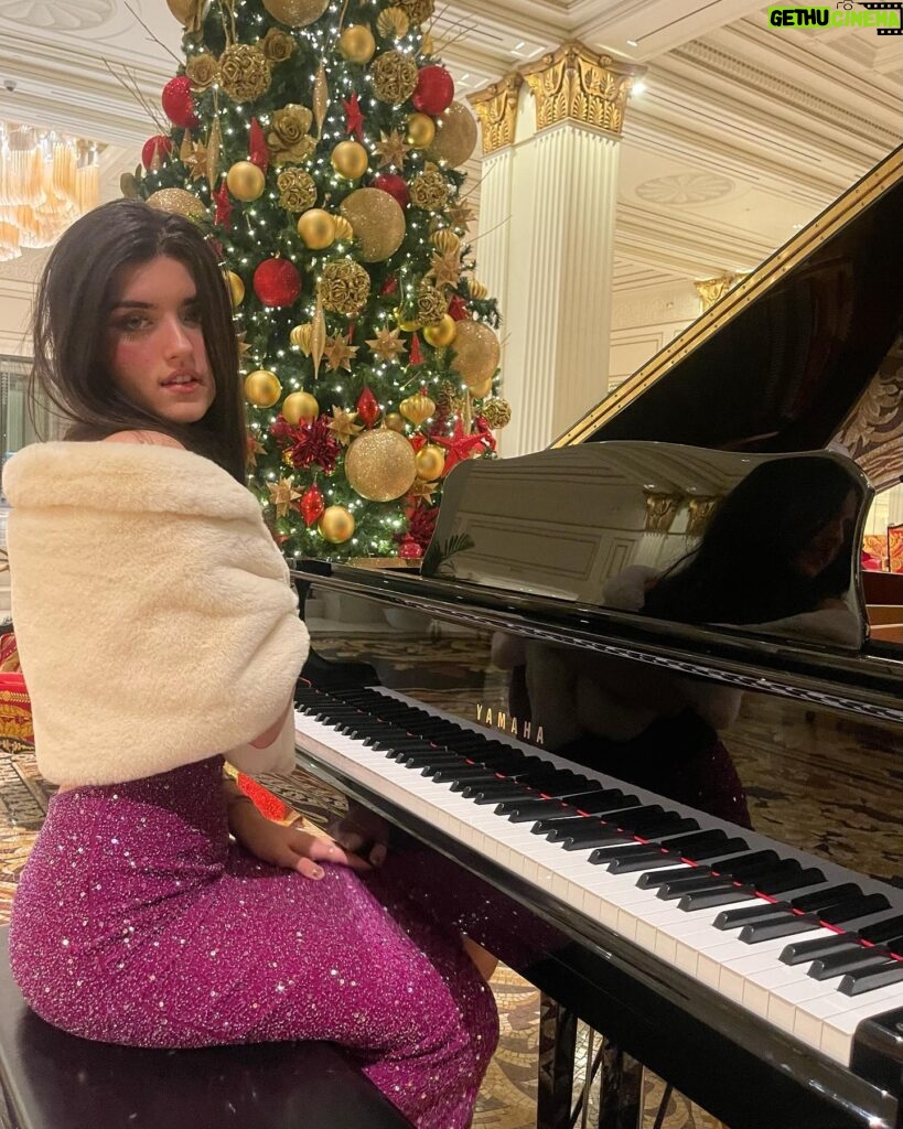 Angelina Jordan Instagram - Happy Holidays everyone🎄❤️ I’m sending you love, light, and lots of happiness on this beautiful day❤️