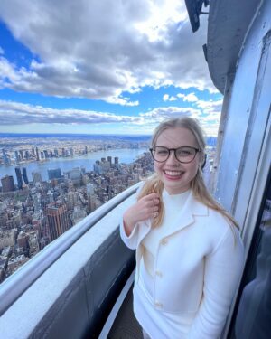 Angourie Rice Instagram - Empire State Building! Lighting up pink for @girlsinc 💕

outfit: @theory__ 
glasses: prescription :)
styling: @sarahslutsky 
makeup: @katrinakleinmakeup 
hair: @claraleopard