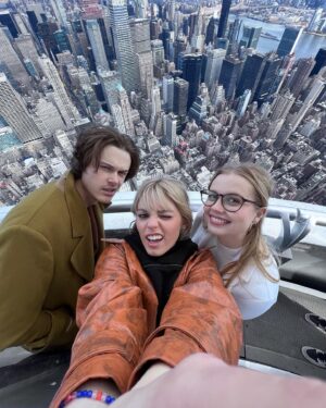 Angourie Rice Instagram - Empire State Building! Lighting up pink for @girlsinc 💕

outfit: @theory__ 
glasses: prescription :)
styling: @sarahslutsky 
makeup: @katrinakleinmakeup 
hair: @claraleopard