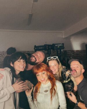 Angy Fernández Instagram - El equipo humano que me va a acompañar en esta aventura es para estar orgullosa.
Gracias por vuestra entrega, ganas, humildad, arte, trabajo, impulso, cariño, paciencia e ilusión.
Me siento más segura a vuestro lado. 
¡¡Vamos a liarla parda!!🙌🏼❤️
( y hay más profesionales que adoro con los que me gustaría trabajar para este proyecto, pero hay que elegir, cosa que siempre me cuesta. Soy la eterna indecisión) . Lo bueno es conocer a gente que tenga ilusión y ganas y te cuide y les cuides. Que ahora no estéis cerca, no quiere decir que no lo vayáis a estar🌞 Coincidiremos y viviremos cosas chulas.

Lo importante ahora es que me siento bien rodeada. 
Gracias por aceptar esta aventura.
Ahhh! Y un sueño la persona increíble que va a diseñar mi vestuario💙 buahhhh🤪

Gracias también an mis compañeros del teatro que me apoyan y han dado facilidades para que pueda cumplir otro sueño. Uno que me daba miedo, y que hace un tiempo no hubiera dado el paso. El miedo paraliza, pero que no nos pueda el miedo amores. Venceremos 🫶🏻
Me merezco disfrutar de esto
Gracias gracias gracias
#BenidormFest #BenidormFest2024 @benidormfest_rtve