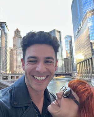 Angy Fernández Instagram - He venido a ver a @thepepenufrio a Chicago porque está 3 meses aquí para hacer el musical #guysanddolls como Sky Masterson 🤍 🙌🏼👏🏻🌟
(Está BRUTAL!!! Jejeje)

En su día libre, hemos ido a la ciudad,que es muy bonita. Me ha sorprendido mucho. 
Agradecida por esta semana
We are a great team🧡💙

El sábado me toca a mí estar de vuelta en el 🎭 con jet lag, seguramente…

‼️ Atención ‼️ 
Detrás de estas fotos donde hay felicidad y amor, ha habido y sigue habiendo trabajo. 
No idealicemos todo lo que vemos en las redes.
Una relación no es sana por arte de magia.
¿Por qué lo digo? 
Porque algunas películas, las redes y lo que hemos vivido en casa igual nos hace creer que el amor es de una determinada manera, pero NO. 
¿Cómo quieres que sea tu relación? Atráela. Constrúyela.
La base es amor incondicional, comunicación, respeto y confianza.
Todos venimos con taras de otras relaciones o de la vida misma y las proyectamos en las relaciones actuales. Sobre todo en relaciones de pareja. Darse cuenta de que eso pasa y trabajar para sanarlo es la clave. 
Requiere trabajo, pero merece la pena :)
Hablo desde mi experiencia. No soy una profesional de esto, pero ya sabéis que me gusta a mí un consejito y una realidad…

Os mando besos grandes