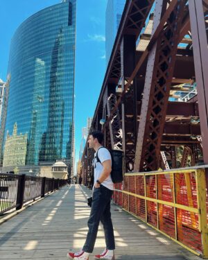 Angy Fernández Instagram - He venido a ver a @thepepenufrio a Chicago porque está 3 meses aquí para hacer el musical #guysanddolls como Sky Masterson 🤍 🙌🏼👏🏻🌟
(Está BRUTAL!!! Jejeje)

En su día libre, hemos ido a la ciudad,que es muy bonita. Me ha sorprendido mucho. 
Agradecida por esta semana
We are a great team🧡💙

El sábado me toca a mí estar de vuelta en el 🎭 con jet lag, seguramente…

‼️ Atención ‼️ 
Detrás de estas fotos donde hay felicidad y amor, ha habido y sigue habiendo trabajo. 
No idealicemos todo lo que vemos en las redes.
Una relación no es sana por arte de magia.
¿Por qué lo digo? 
Porque algunas películas, las redes y lo que hemos vivido en casa igual nos hace creer que el amor es de una determinada manera, pero NO. 
¿Cómo quieres que sea tu relación? Atráela. Constrúyela.
La base es amor incondicional, comunicación, respeto y confianza.
Todos venimos con taras de otras relaciones o de la vida misma y las proyectamos en las relaciones actuales. Sobre todo en relaciones de pareja. Darse cuenta de que eso pasa y trabajar para sanarlo es la clave. 
Requiere trabajo, pero merece la pena :)
Hablo desde mi experiencia. No soy una profesional de esto, pero ya sabéis que me gusta a mí un consejito y una realidad…

Os mando besos grandes