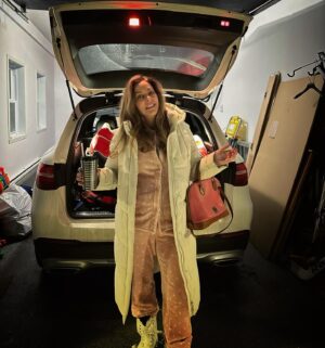 Anick Dumontet Instagram - La vraie image d’une « hockey mom » à 6h am -17 Celsius, toujours noir dehors, pour un lift à l’aréna… un café à la main, encore en pyjama, no makeup, un long manteau ( tout d’un coup que je tombe en panne), des semi bottes de skidoo, un très mauvais éclairage, un garage en désordre… hey, la vraie vie! 
Bonne journée 🤗

#lavraievie #reallife #hockeylife #hockemom 
#hockeymoms