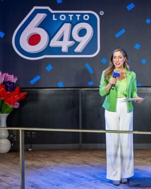 Anick Dumontet Instagram - Remise de chèques aujourd’hui à cinq nouveaux millionnaires de l ‘Outaouais au @casinolacleamy 🤩🤩🤩 
Gros lot de 5 000 000$ ✨
Félicitations aux cinq gagnants, frères et sœurs de la même famille qui jouent en groupe depuis 20 ans des mises éclairs du 6/49 …On leurs souhaite beaucoup de bonheur! 🫶🏼

Photo @marie.soleil.cloutier