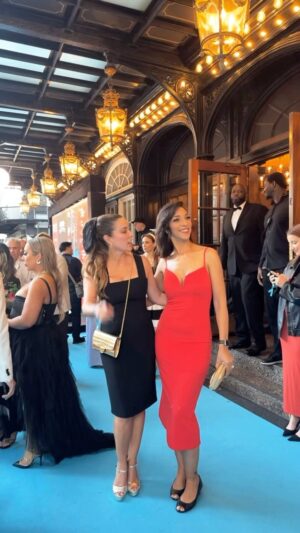 Anick Dumontet Instagram - Enfin retrouver ma makeup bestie sur le mythique tapis rouge ( turquoise 😜) du party du Grand Prix  de MTL du @ritzcarltonmontreal ❤️❤️❤️
Grandiose… très belle soirée! 

Merci @sandrablanc_maquillage