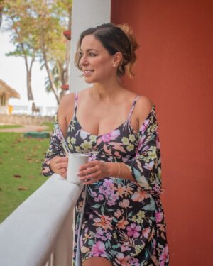 Anick Dumontet Instagram - Saviez-vous que @lesmagasinscpc ont une section pyjama et robe de nuit? 🌙✨ Coup de cœur pour ce coordonné nuisette et robe de chambre qui combine douceur et style! 💗