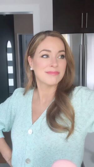 Anick Dumontet Instagram - La belle surprise! 🩵
On jase en première de la revue 7jours à quel point vous êtes nombreuses à aimer la beauté après 50 ans!

#over50andfabulous #beauty #beauté #50andfabulous #makeup #menopause #50ansetplus #maquillage #fonddeteint
