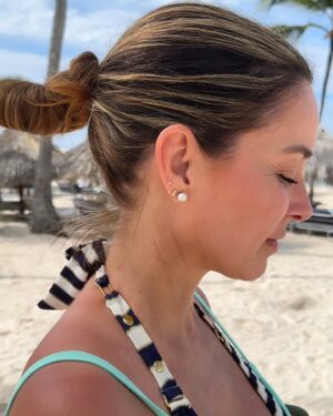 Anick Dumontet Instagram - Mon amie Marie qui me dit: “Omg, je te prends en photo tu as le même chignon d’Olive!” 🫒🤪😂 
Si vous trouvez que j’ai le même chignon qu’Olive dans Popeye, ajoutez une olive 🫒⬇️
