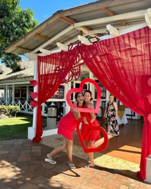 Anick Dumontet Instagram - ❤️Joyeuse Saint-Valentin! ❤️
Quoi de mieux que deux célibataires, amies de longue date, en vacances pendant cette fête? Nous sommes quatre girlzzzzzz célibataires, collègues de la télévision ensembles en petite escapade dans le sud! … les deux autres sont à la plage… 

.Nous y avons fait un beau shooting photos des nouveautés @lesmagasinscpc, à voir bientôt! 👙👗☀️