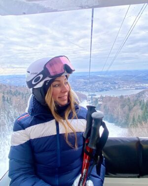 Anick Dumontet Instagram - Belle première journée de ski de la saison avec mon grand ado! 💙 J’ai pu patager une photo avec mon Simon… parce qu’on ne le voit pas pantoute!!! 🤣🙄

.
@monttremblant #ski