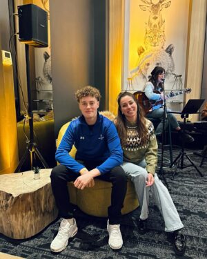 Anick Dumontet Instagram - Oh my God! Regardez ça comme je suis fière d’avoir une photo avec mon fils! 😝❤️❤️
16 ans, c’est sa dernière relâche du secondaire. Le @clubmed_quebeccharlevoix était plein à craquer de minis et grands loulous. Un endroit plus que parfait pour les familles!
