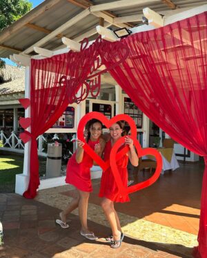 Anick Dumontet Instagram - ❤️Joyeuse Saint-Valentin! ❤️
Quoi de mieux que deux célibataires, amies de longue date, en vacances pendant cette fête? Nous sommes quatre girlzzzzzz célibataires, collègues de la télévision ensembles en petite escapade dans le sud! … les deux autres sont à la plage… 

.Nous y avons fait un beau shooting photos des nouveautés @lesmagasinscpc, à voir bientôt! 👙👗☀️