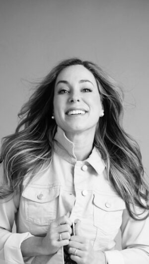 Anick Dumontet Instagram - Pouahaha… mon attitude quand je prends des photos! 😜 Maintenant, je m’assume à 100%, mais j’ai été très longtemps gênée de le faire. 

Look @lesmagasinscpc 💙