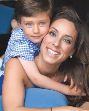 Anick Dumontet Instagram - J’avais besoin d’un petit souvenir 💙…throwback 2011 avec mon petit loulou, maintenant un grand, grand ado! Mini, moyen, grand on les aime tellement, mais quand je retombe sur sa binette d’enfant mon cœur « craque » toujours….comme, mes yeux voient la photo, mon cerveau retourne dans le temps, un souvenir se lie directement au cœur et à cet instant précis, « craque », dans mon cœur, ce trop plein d’amour! 💔🥰
C’est bien fait la vie, ces beaux souvenirs là, nous permettent de traverser l’adolescence…. 😂😂😂 Simon a 16 ans maintenant.