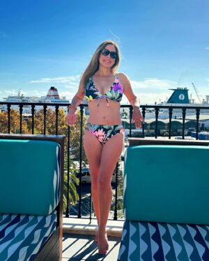 Anick Dumontet Instagram - Les filles!!! ☀️👙Les plus beaux maillots aux meilleurs prix c’est certainement chez @lesmagasinscpc . En plus, le choix est vraiment grand. 🙌🏼. J’aime beaucoup ce bikini et son short coordonné! 💗
J’ai enlevé la possibilité d’écrire des commentaires, je n’ai vraiment pas envie de lire les remarques de vieux « mononcles »! 😜
Je suis juste une femme de 52 ans qui pose pour un magasin. Parce que toutes les femmes peu importe l’âge ou la silhouette ont le droit d’être représentées, sans le jugement des autres. Et rappelons nous qu’un maillot c’est un vêtement utilitaire comme un autre, c’est tout! 😁