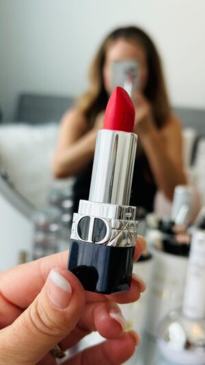 Anick Dumontet Instagram - Prête en 15 produits! 💋💄
Les plus importants. 
1 - UVA UVB FPS60  @vichylaboratoires 
2 - Iconique rouge 999 matte @diorbeauty 
3 - Any mascara, but mascara!
