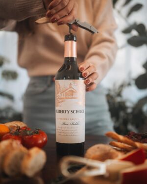 Anick Dumontet Instagram - Oh! Un rouge que j’ai souvent partagé mes copines il y 20 ans mais avec un tout nouveau look!  Un réel plaisir à redécouvrir puisqu’il demeure toujours classique et moderne. La famille Hope produit des vins californiens depuis plus de 30 ans. La marque Liberty School propose un Cabernet Sauvignon accessible, mais exceptionnel.
Disponible pour la première fois au Canada en 1998, les vins Liberty School ont été les préférés des Canadiens en raison de leur excellent rapport qualité-prix… je m’en souviens tellement, on buvait tous ce vin. 

Exhibant une somptueuse robe rubis, il déploie des arômes de vanille fraîche, 
généreuses notes de fruits rouges et des nuances herbacées. Les accents de cerises, cacao et délicate touche de chêne. Très agréable! ❤️

« La modération a toujours bon goût. S'il vous plaît, buvez avec responsabilité. 18 ans et plus au Québec, »

@markanthonyqc @markanthonyon  @hopefamilywines