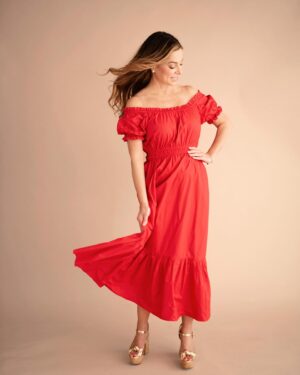 Anick Dumontet Instagram - La robe maxi, effet maxi wow! 😍
Superbe robe en popeline de coton avec détails de dentelle aux manches. Ici, en rouge vif et aussi disponible en blanc pour un look romantique. 

Cette semaine jusqu’à dimanche 12 mai, 25% de rabais sur toutes les robes @lesmagasinscpc 

#robe #mode #happy