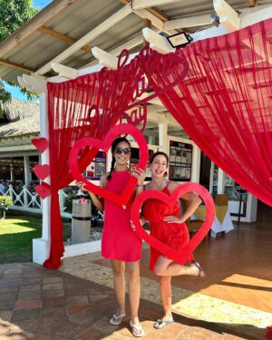 Anick Dumontet Instagram - ❤️Joyeuse Saint-Valentin! ❤️
Quoi de mieux que deux célibataires, amies de longue date, en vacances pendant cette fête? Nous sommes quatre girlzzzzzz célibataires, collègues de la télévision ensembles en petite escapade dans le sud! … les deux autres sont à la plage… 

.Nous y avons fait un beau shooting photos des nouveautés @lesmagasinscpc, à voir bientôt! 👙👗☀️