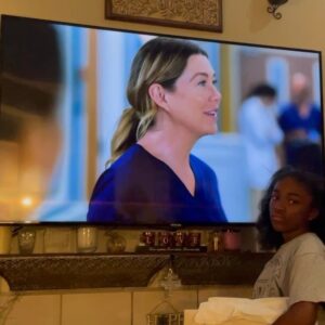 Aniela Gumbs Instagram - Hope you watching….. #Zola and interns are getting it going  #tgit #greysanatomy @greysabc love my job #anielagumbs #tendertissues moment #like #follow #comment #love
