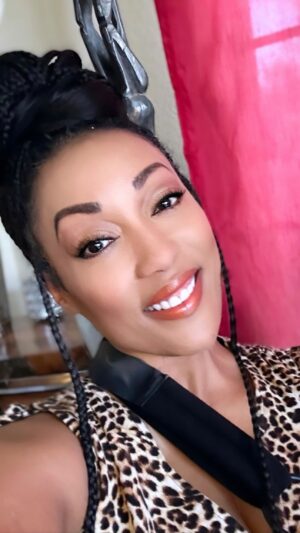 Anika C. McFall Instagram - I Love a good interview full of laughs‼️
#BENDINGCORNERSWITHANIKA

I’m ALL smiles when I get to play w/ my peeps, talk shop and show L💙VE!! 
Guesting on #TheBaddestGoodestShow w/ Vincent Ward @vincentmward 
Broken arm or not, struggled to find an outfit w/a sleeve I could fit this big ass splint thru… But heyyy we have rocked for years & Im still going to show up 10 toes down! Thank you Vince for the invitation I had a fun time!✨💫

Peeps Stay tuned and be sure to follow my guy 
#slapthenetwork #podcast #multi #award #winning #actress #producer #writer #muse #funnygirl #leadinglady #givegoodface #blowkissesandthrowglitter #finerwomanhood #catchonorcatchup
@thebaddestgoodestshow 
@slapthenetwork 
@fendi 
@madshadenyc