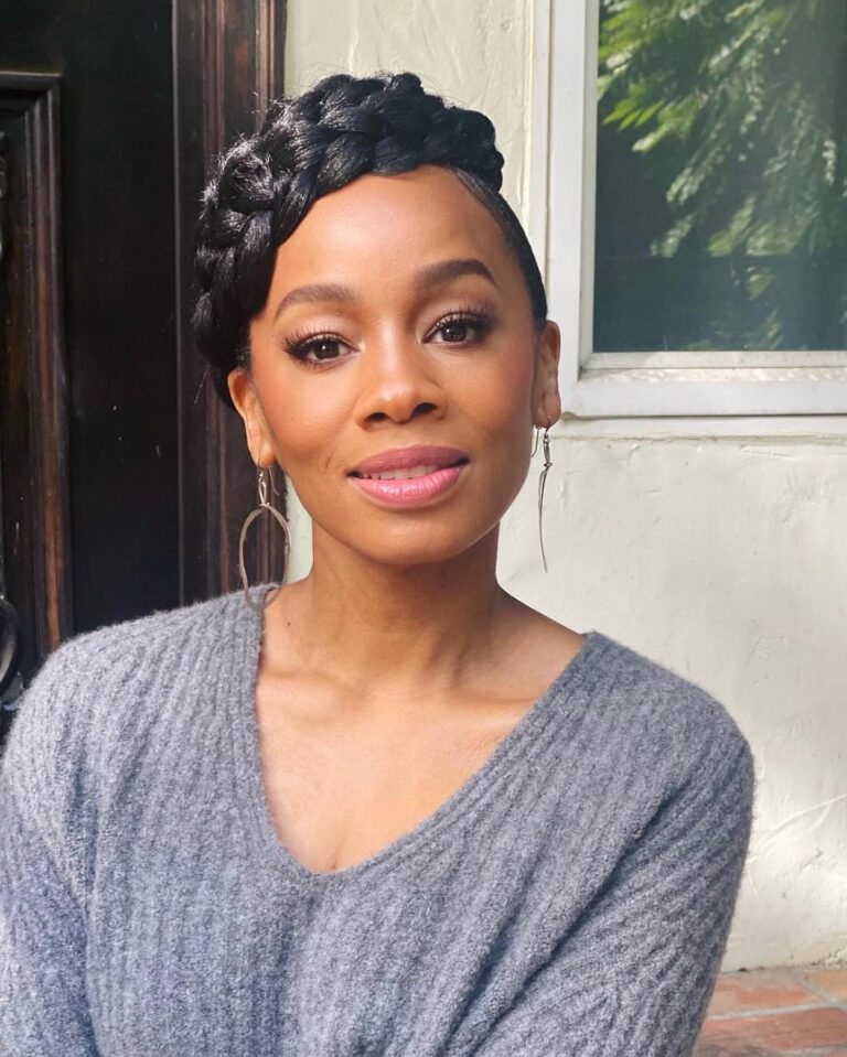 Anika Noni Rose Instagram - When you get gussied for your zoom chat and feel a full goddess. Party on the top…pj’s on the bottom😜 😘😅 Face @samuelpaulartist (@armanibeauty #LuminousSilk @merit lip oil in #AuNatural) Hair: @theglamdiaryy #Pjs #Glam #LetTheRightOneIn #cozy