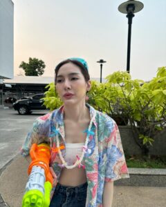 Anis Suwit Instagram - สาดน้ำมาทำไม สาดใจมาดิคุณ … หน้าตาเมื่อเห็นคนอื่นออกไปเล่นน้ำ 🥹🤣💦