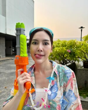 Anis Suwit Instagram - สาดน้ำมาทำไม สาดใจมาดิคุณ … หน้าตาเมื่อเห็นคนอื่นออกไปเล่นน้ำ 🥹🤣💦