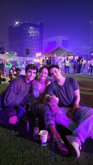 Anjali Sivaraman Instagram - The gang’s back 🤘🏾Penicillin for the win (iykyk)😋 love you guys! Always a great time with you ❤️❤️❤️❤️❤️ 
Here’s our impromptu karaoke session lol

#class #reunion #friendship