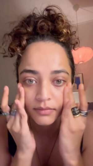Anjali Sivaraman Instagram - Here’s how I get rid of my makeup and take care of my skin at night. It’s quite a simple and straightforward process! If you like this video, let me know in the comments and I can make more just like it 😘😋

#grwm #getunreadywithme #skincare #makeup #love #fyp #foryou #indianskin